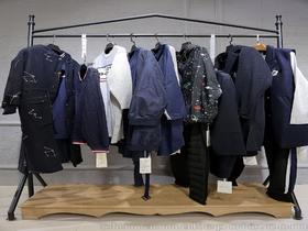 品牌服裝折扣供應(yīng)商與批發(fā)市場(chǎng)全解析 價(jià)格、渠道與零售策略